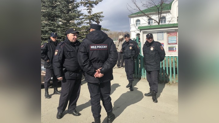 В Челябинске в день похорон школьника полиция задержала 18 человек с ножами и баллончиками
