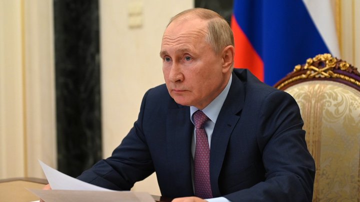 Какой ответственный: Жители США сравнили самоизолировавшегося Путина со своими политиками