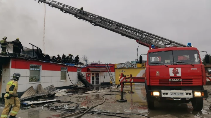 Пожар в супермаркете в Сургуте: огонь уничтожил крышу, есть пострадавшие