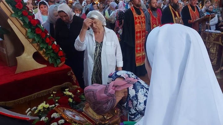 Губернатор Кубани на коленях: в Краснодаре проходит Всероссийский молебен о Победе