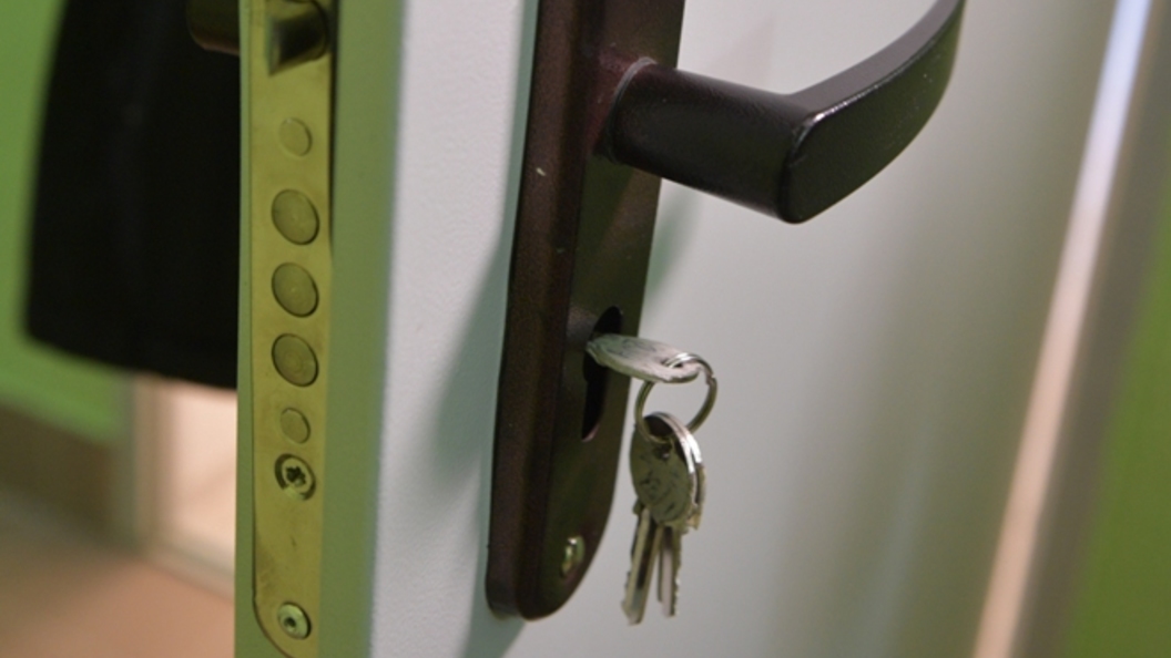 Закрытая дверь. Девушка заглядывает в дверь. Девушка выглядывает из за двери. Выглядывает из за двери. Выглядывает из за двери.