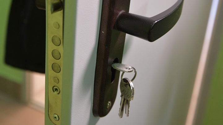 Жуткие трущобы: Люди умоляют переселить их из ледяного дома и заросшего грибком общежития