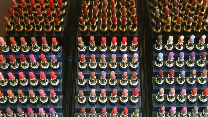 Пустая трата денег: Специалист назвала косметику, которую не стоит покупать