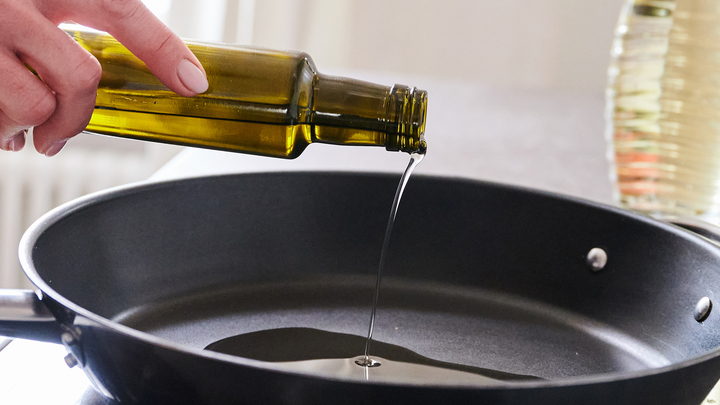 Всё просто: чтобы горячее масло на сковороде не брызгало - секрет в щепотке