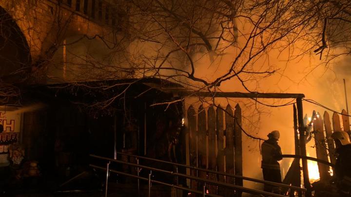 В Сочи на горе Ахун сгорели торговые павильоны прямо под смотровой башней