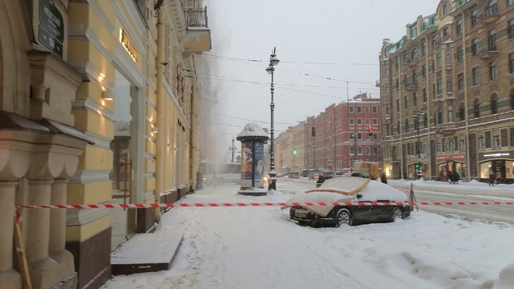 Не только сосульки. В Петербурге осыпался фасад знаменитого дома Бака