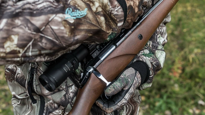 Неизвестный расстрелял машину врача ковидного госпиталя в Свердловской области