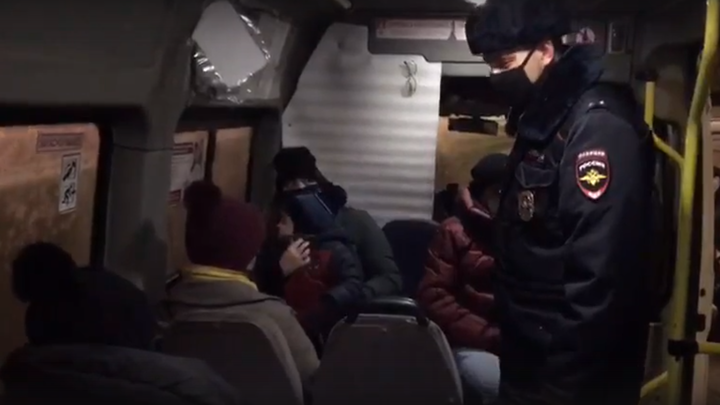В Иванове полицейские во время рейдов раздают маски безмасочникам