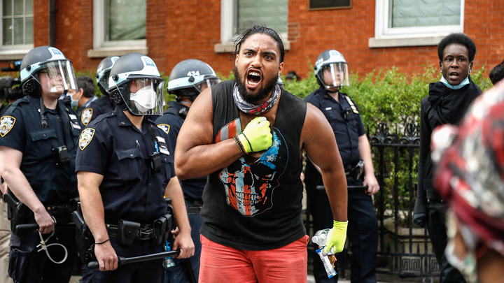 Мы - белые рабы: Русские в США признались, что спят с ножом у кровати, боясь налетов митингующих