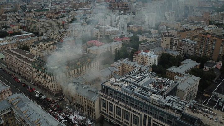 Видео, которое даже смотреть страшно: В Екатеринбурге сняли школьницу с окна 17-го этажа