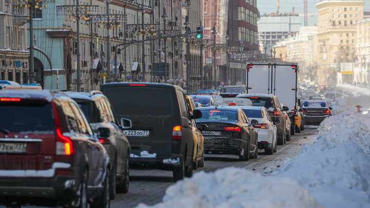 Эксперт рассказал, где надо парковать машину зимой: Многие делают это неправильно