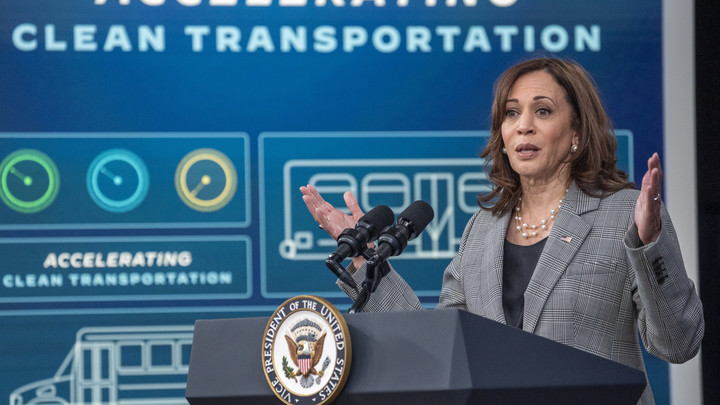 Вице-президент США расхохоталась после вопроса о беженцах с Украины