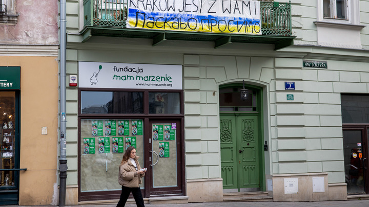 Полякам пришлось вызывать полицию и кран, чтобы выселить украинских гостей