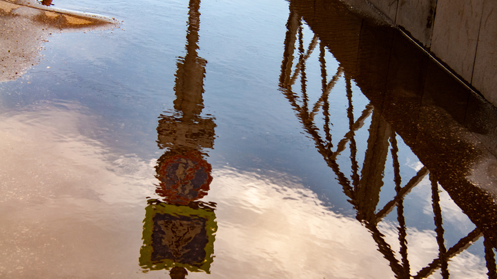 В Краснодаре дети искупались в луже рядом со стройкой