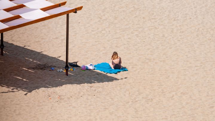 Лучшее время и специальные средства - врач раскрыл секреты красивого и безопасного загара