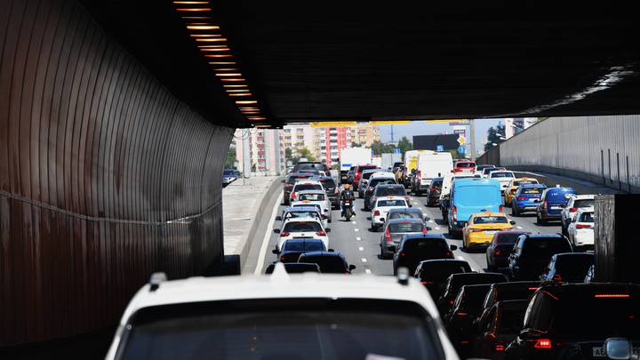 С чемоданами пешком до аэропорта: многокилометровая пробка вызвала хаос на подъезде к Пулково