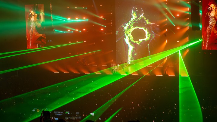 Допелась ещё одна участница голой вечеринки. Новогодний концерт снесён