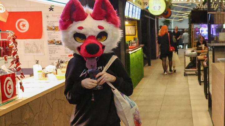 С первой заразой справились, справимся и со второй. В России готовятся запретить выгуливать детей на поводке