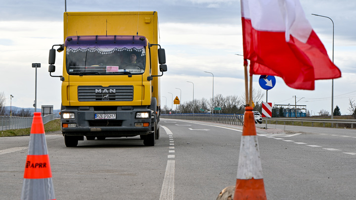 Польские фермеры устроили погром техники ВСУ на границе с Украиной