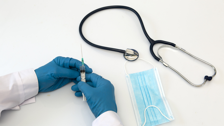 Производители запросили разрешение на экстренное введение бустерной дозы вакцины