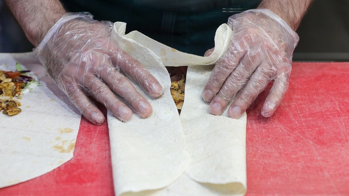 Мигрант спрятался от силовиков в кухонном шкафу. Сдали свои же грубой шуткой