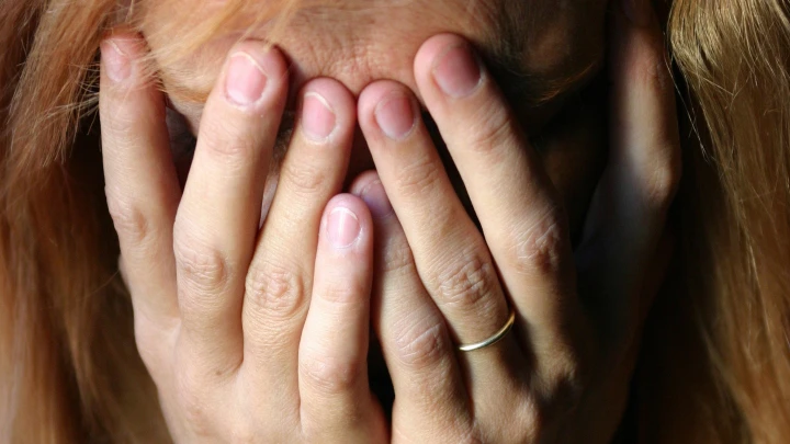 Пришла домой - а там все умерли. Дело о странном запахе в обычной квартире обрастает деталями