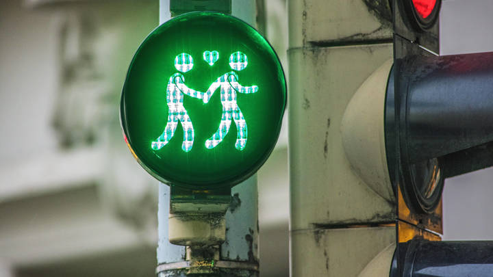 Дружить с педофилом: Американских детей приложили гендерным пряником