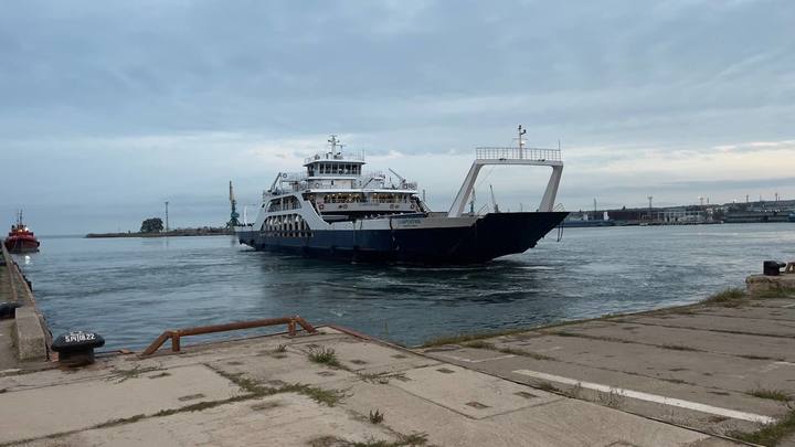 Керченская паромная переправа после трёх приостановок с начала недели возобновила работу