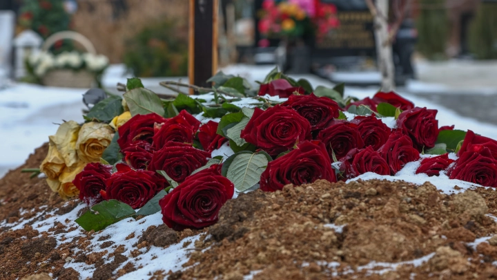 Почему найденную в диване в Челябинске девочку похоронили тайно