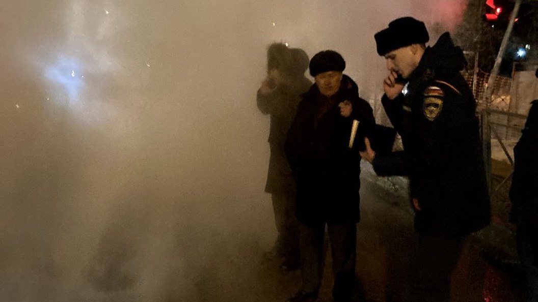 Новосибирск прорвало трубу. В садике прорвало трубу. Авария на работе прорвало трубу.