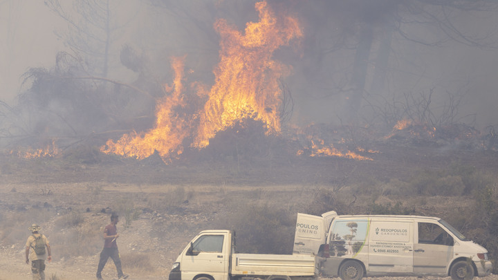 Сбросил воду и упал: На греческом острове рухнул самолёт