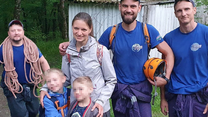 Геленджикские спасатели сняли с опасного склона над водопадом женщину с двумя детьми