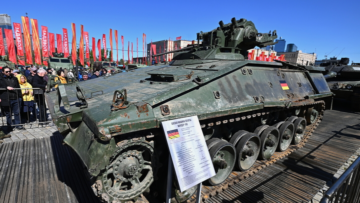 Немецкая журналистка на фоне трофейного Леопарда в Москве передала привет Бербок