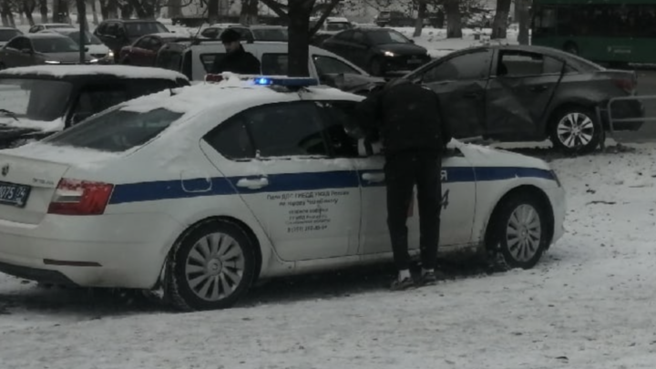 Никуда не торопился: в Челябинске автомобилист спровоцировал тройное ДТП на перекрёстке