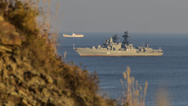 Потопленный украинскими СМИ российский корабль Василий Быков вернулся в порт Севастополя
