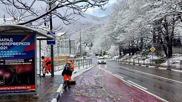Дорожники рекомендуют жителям Кубани не ездить на летней резине в снег и гололед