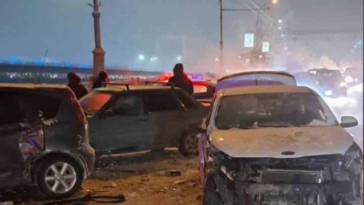 В Новосибирске произошло ДТП с пятью машинами на Октябрьском мосту
