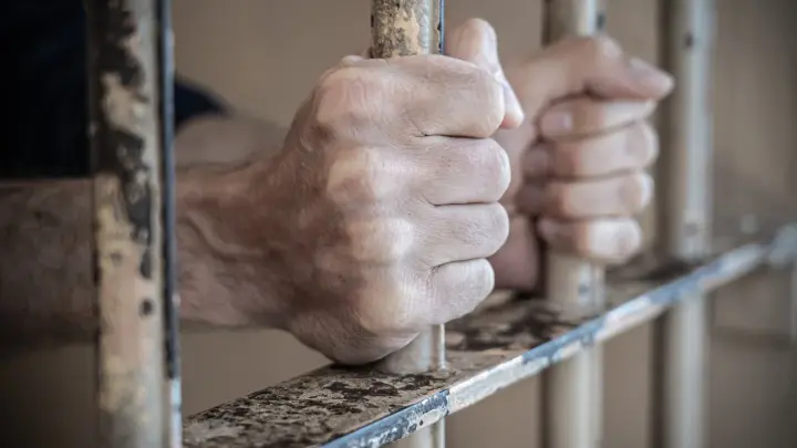 Затряс до смерти: Житель Китая получил пожизненный срок за убийство трёхлетней дочери