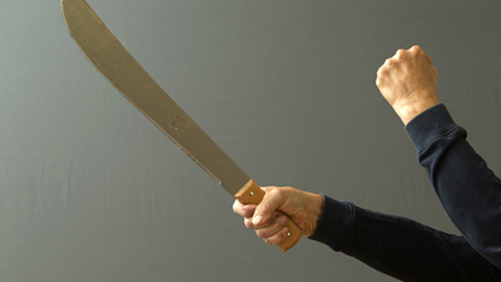 Жестокая расправа в Якутии: Хулиганы с мачете напали на отца с сыном