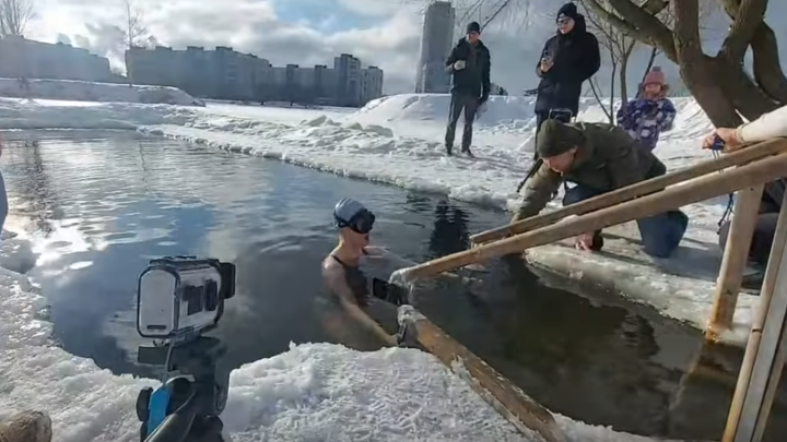 Без воздуха и в ледяной воде: спортсменка из Петербурга установила рекорд Гиннеса