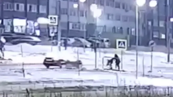 Скорость не сбавил: автомобиль наехал на детскую коляску с ребёнком в Челябинске
