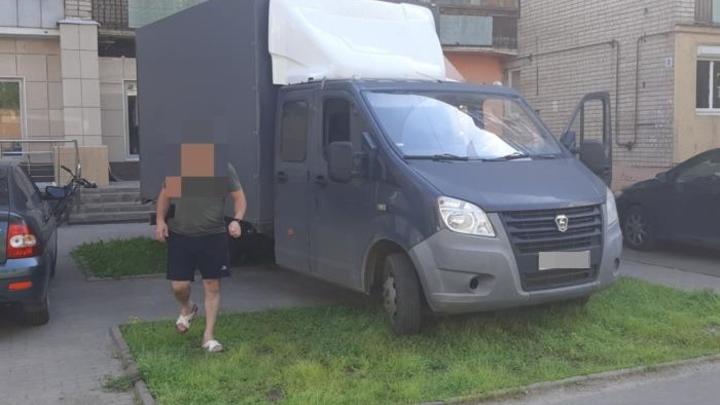 В Иванове мэрия наказала 12 автовладельцев за парковку на газонах