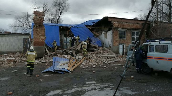 В Ростовской области под завалами обрушившегося здания ищут двух человек
