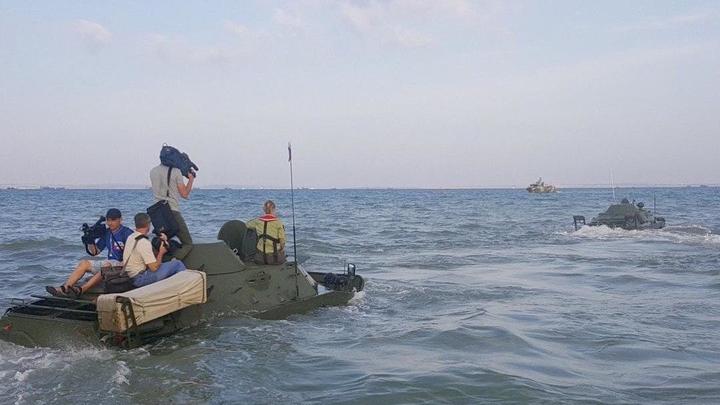Мэр Тамани вместе с главой Керчи проплывет Керченский пролив на БТР