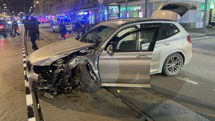 Шесть человек пострадали из-за вылетевшего на тротуар BMW в Москве