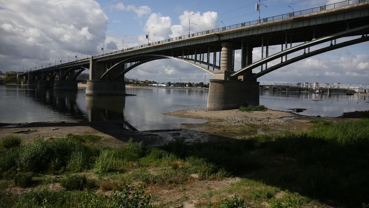 Спасатели сняли с Октябрьского моста в Новосибирске 30-летнего мужчину