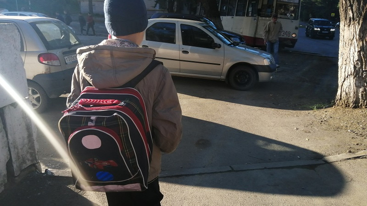 В Челябинске, Копейске и Златоусте дети ходят в школу по разбитым тротуарам