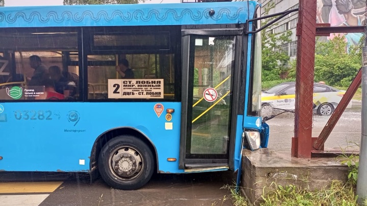 В Лобне рейсовый автобус врезался в столб