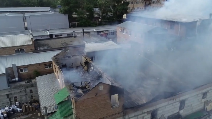 Появилась съёмка с квадрокоптера с места крупного пожара на складе в Ростове