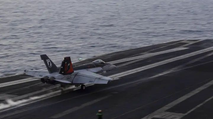 Американский истребитель за 60 млн долларов упал с палубы авианосца в море. Виноваты хуситы?